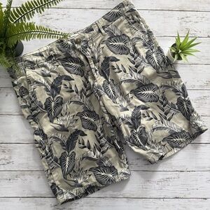 Jack & Jones - Whit and Navy Tropical Leaf Print Chino Shorts – Men’s XL